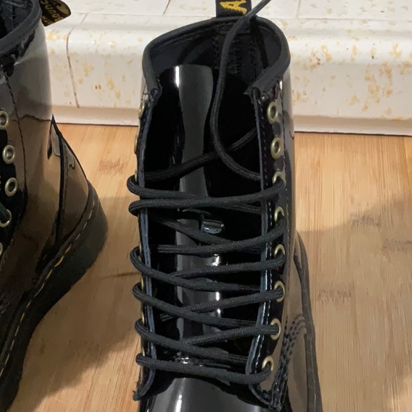 NWOT Dr. Martens airwair patent leather boots, size 7L 6M color black - Picture 3 of 7
